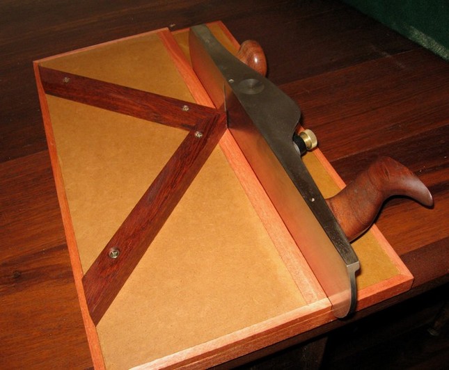 Belowis a typical shooting board with a double mitre fence, the